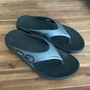 Mens OOFOS flip flops